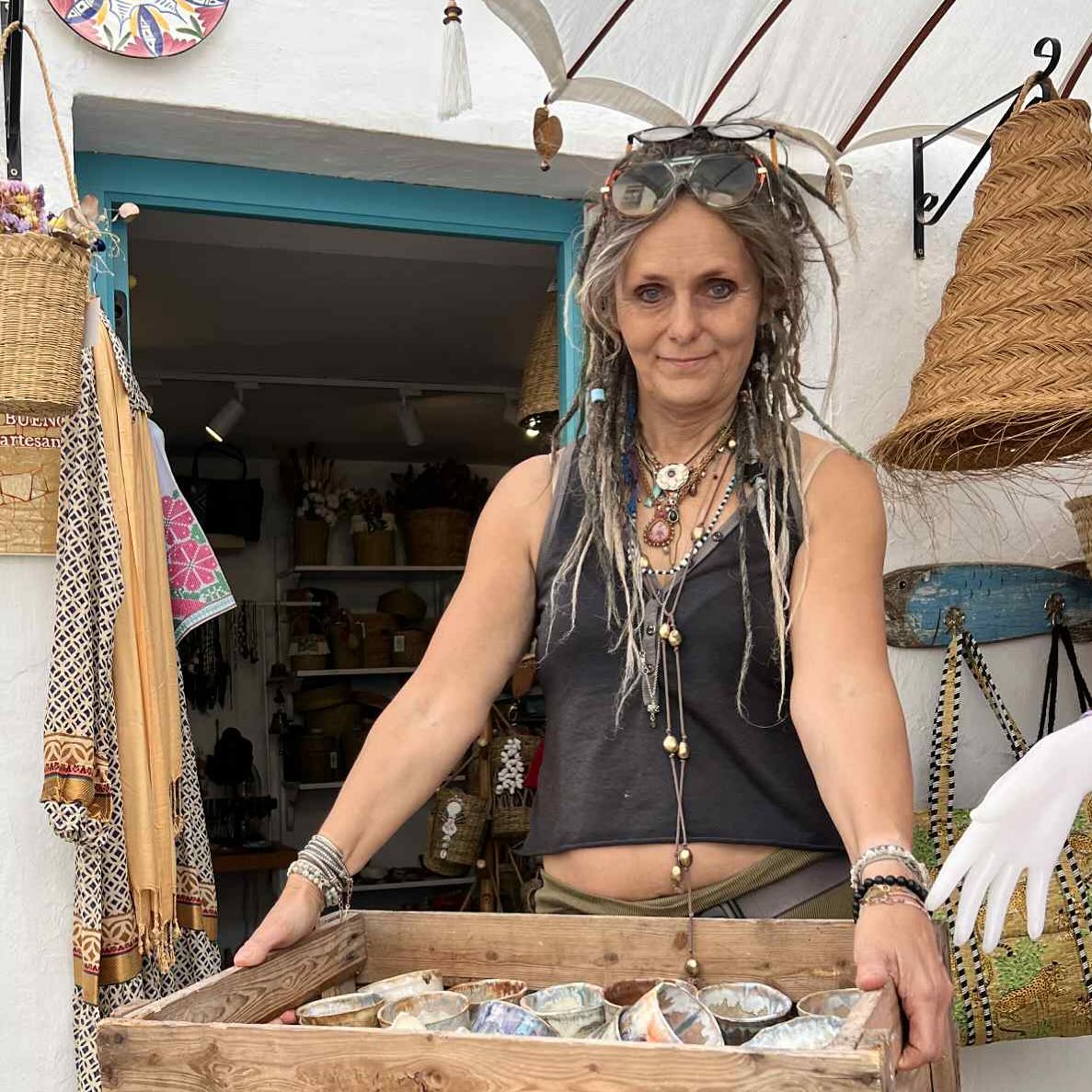Anett i sit atelier omgivet af egne keramiske værker